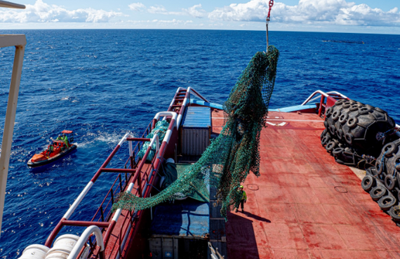 «Ocean Cleanup» завершил первую успешную миссию по сбору пластика из Большого Тихоокеанского мусорного пятна - Экология, Мусор, Пластик, Переработка мусора, Океан, Технологии, Длиннопост