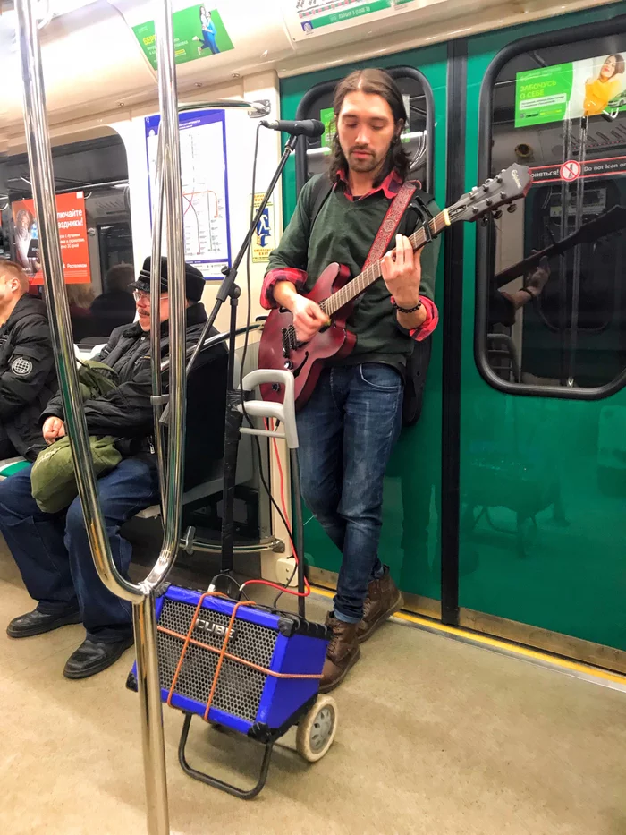 The guy on the subway sang Last Christmas- Wham! - My, Metro, Saint Petersburg, Metro SPB, New Year, Christmas
