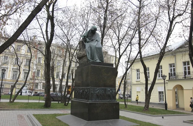 The mysticism of Novodevichy Cemetery. The graves of Gogol and Bulgakov. What connects two geniuses of Russian literature - Novodevichy Cemetery, Story, Literature, Russian literature, the USSR, Longpost