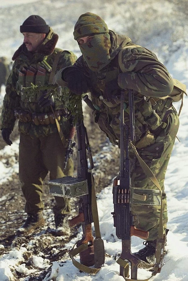 Senior Lieutenant Lebed and an Airborne Forces fighter in the snow-capped mountains of the North Caucasus - Anatoly Lebed, The photo