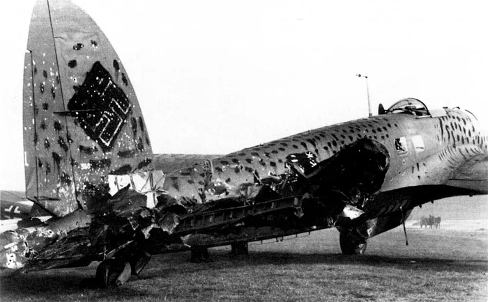 Немецкий бомбардировщик He-111H после ночного вылета - Ретро, Фотография, Бомбардировщик, Самолет, Повреждения, He-111, Вторая мировая война, ВВС