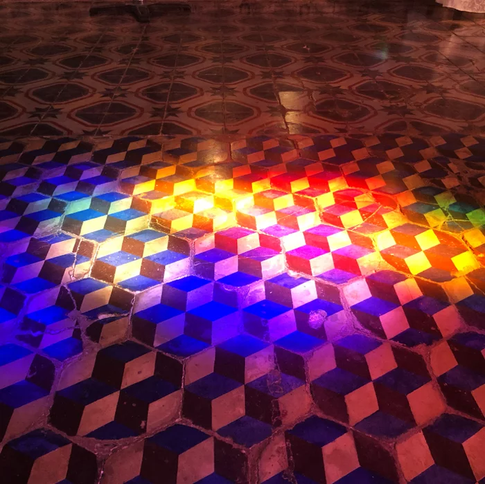 A ray of sunshine on the floor in a church - My, The photo, Church, Tile, Rainbow