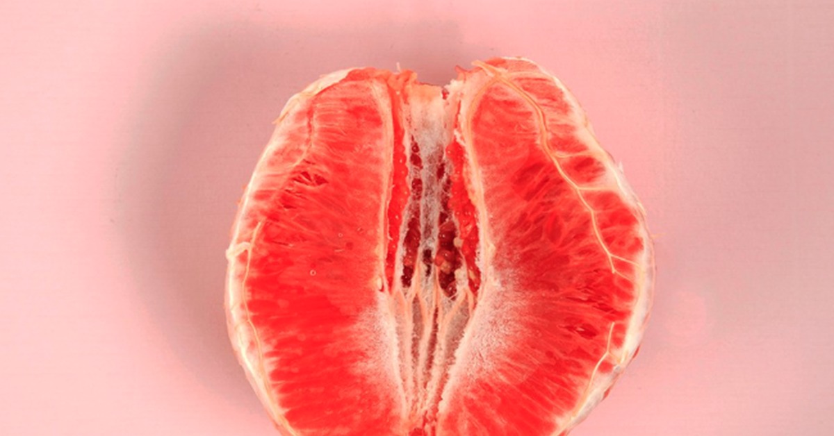 Женский половой персик. Пальцы в грейпфруте. Фрукт похожий на половые губы. Мандарин похожий на вагину. Фрукты похожие на влагалище.
