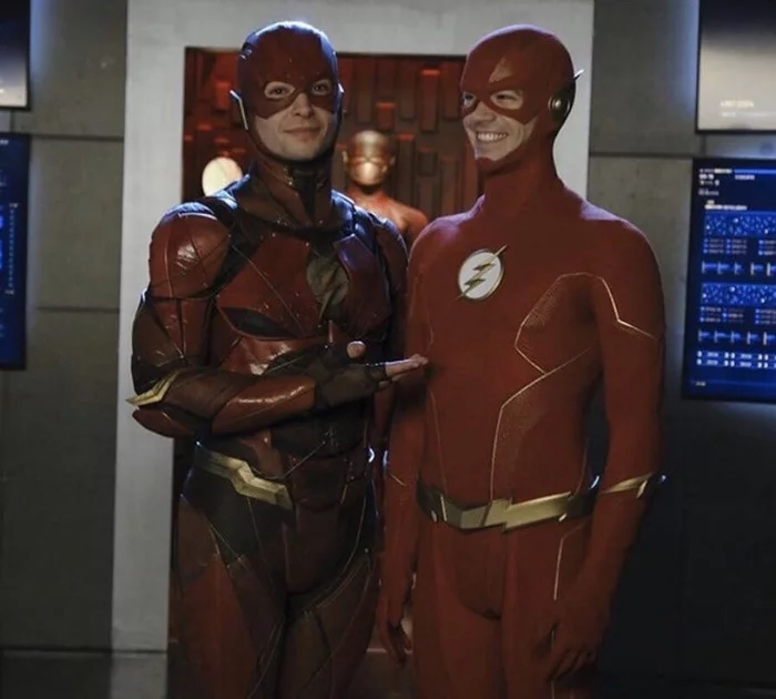 Ezra Miller and Grant Gustin on the set of the crossover Crisis on Infinite Earths - Comics, Crossover, DC, Dc comics, Flash, Superheroes, Comics-Canon