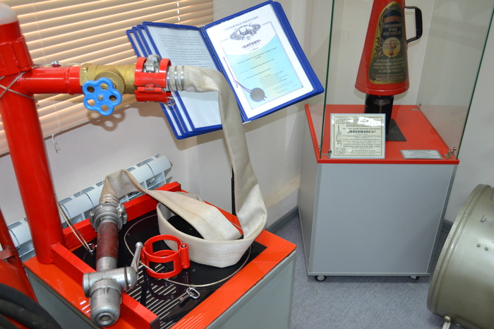 Запорное устройство для пожарных соединительных головок