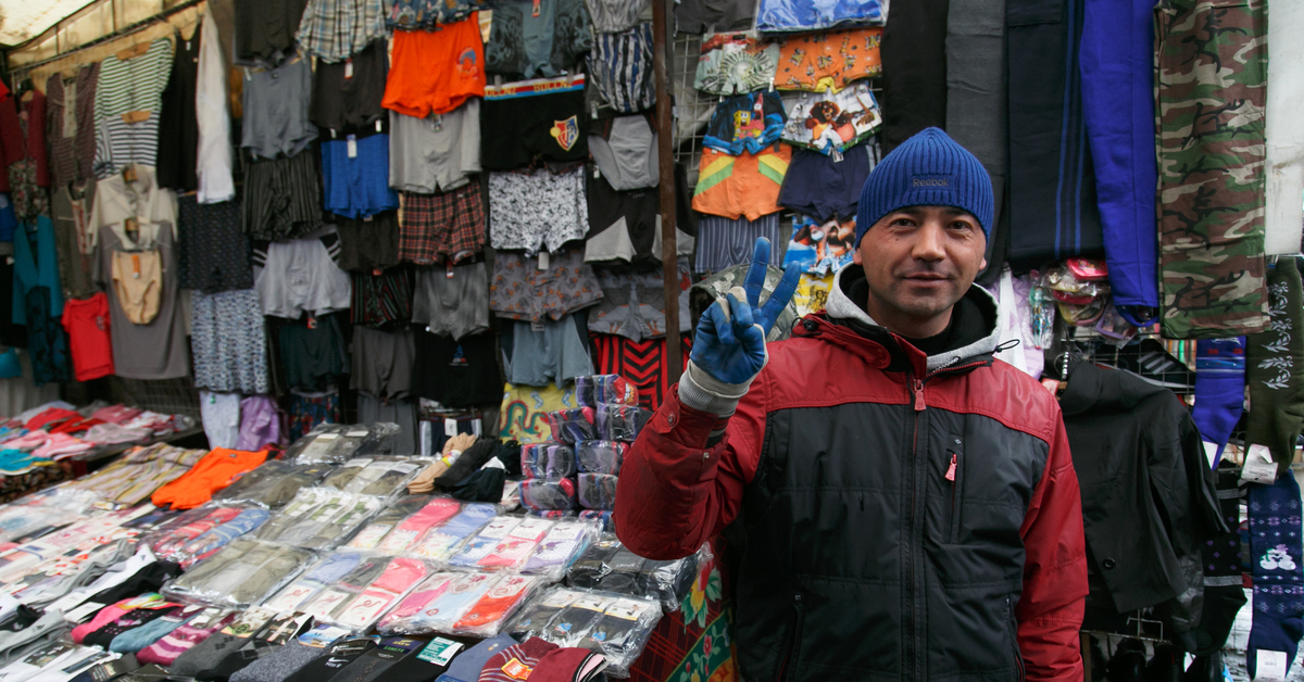Дешевый вещевой рынок в москве. Рынок одежды. Вещи с рынка. Базар одежда. Продавец на блошином рынке.