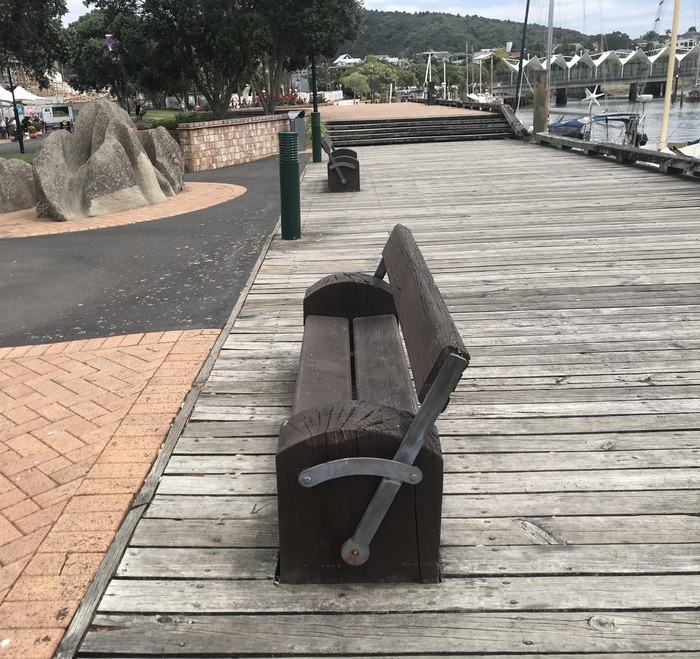 Эти старые скамейки имеют поворотные спинки