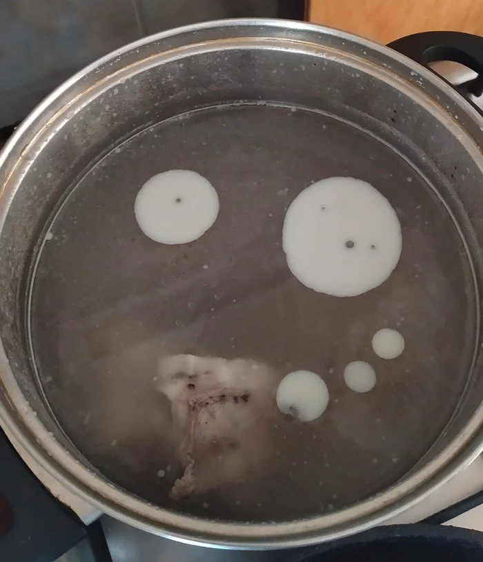 I looked into the pan and the pan looked at me - My, Humor, Strange humor, Pan, Face, Pareidolia