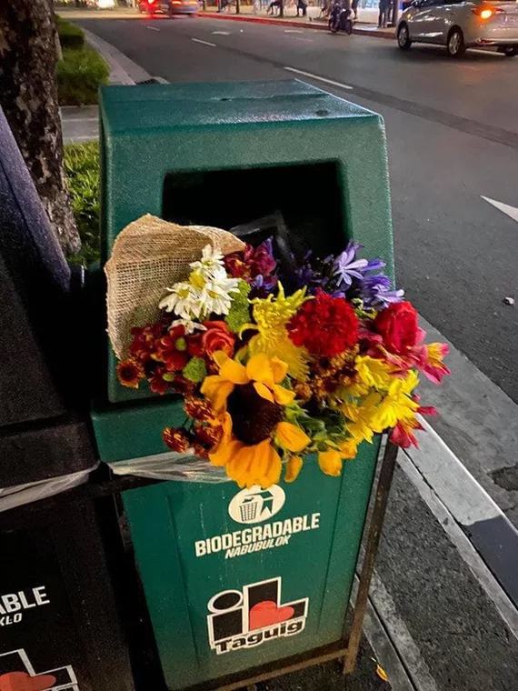 Let us honor with a minute of silence all those who fell on this day. - Holidays, The 14th of February, Images, February 14 - Valentine's Day, Flowers, Trash can