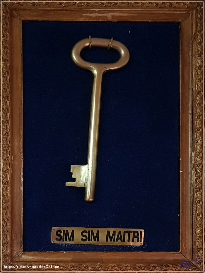 Висит у Индусов на антарктической станции Maitri