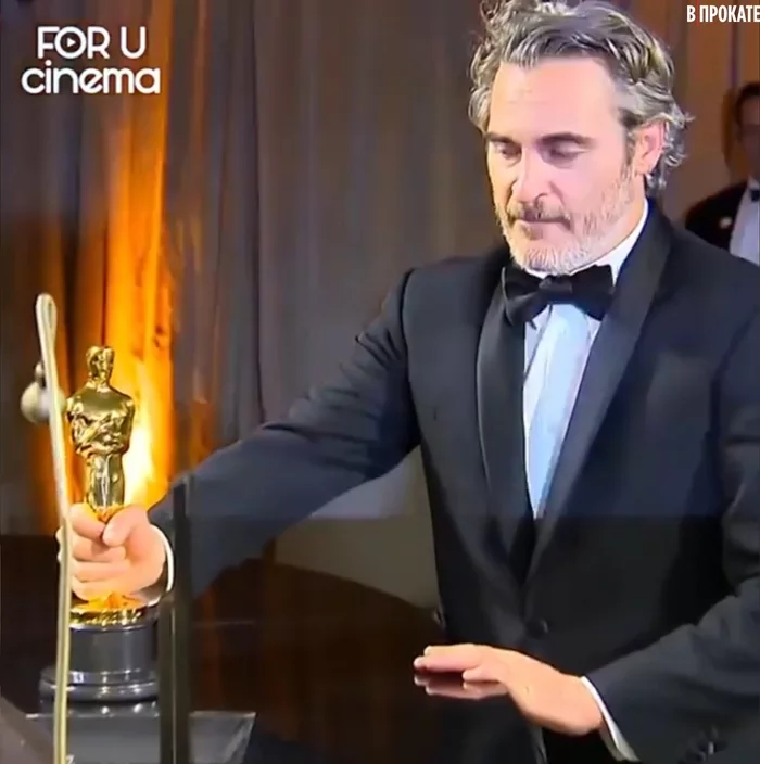 Joaquin Phoenix during the application of the nameplate to the Oscar statuette: - Movies, Joaquin Phoenix, Storyboard, Oscar, Longpost, Actors and actresses, Celebrities