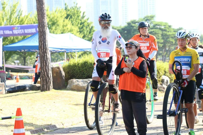 Korean grandfathers unicyclists - My, Unicycle, A bike, Old age, Grandfather, Корея, South Korea, Marathon, Sport, Longpost