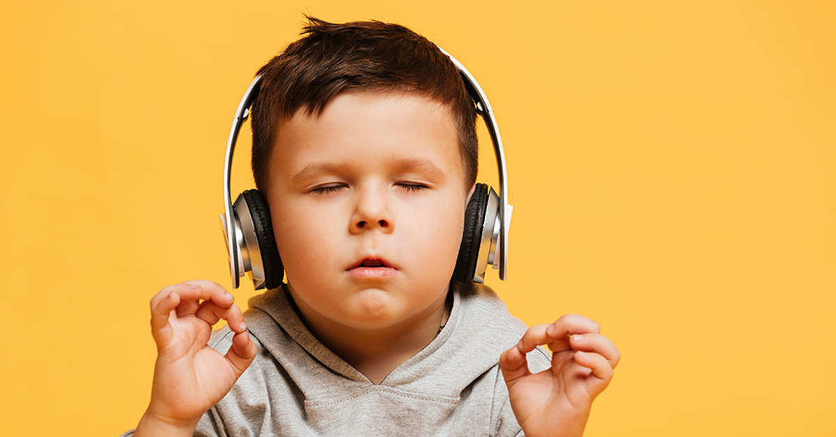 Хорошая музыка для малышей. Ребенок в наушниках. Слушает музыку в наушниках. Прослушивание музыки дети. Мозг и наушники.
