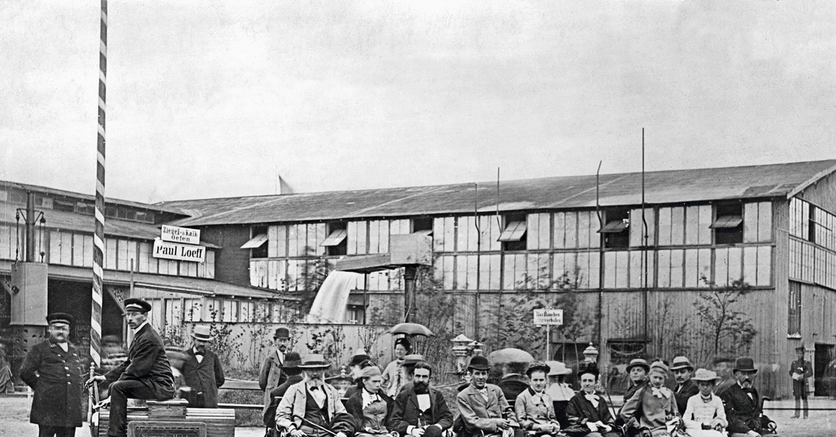 Электровоз сименса 1879. Первая электрическая железная дорога 1879. Первая электрическая дорога. Первая городская электрическая железная дорога сименс. Первая электрическая железная дорога.