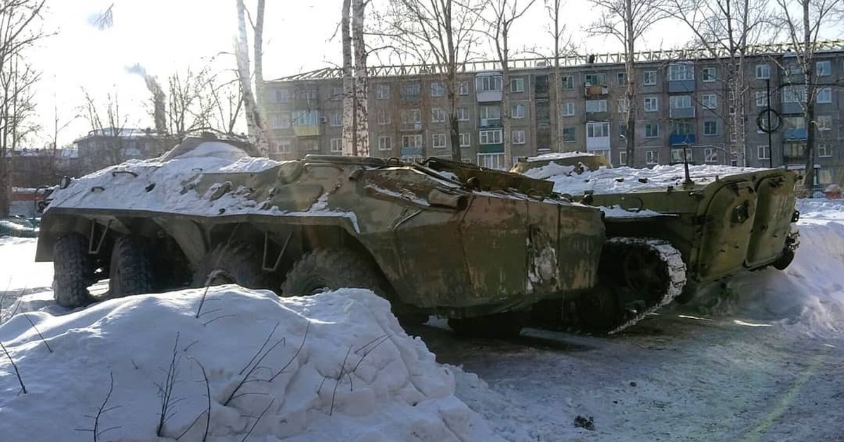 Техника омск. Омск танк во дворе. Военная техника во дворе. Военная техника в Омске. Танк в Омском дворе.