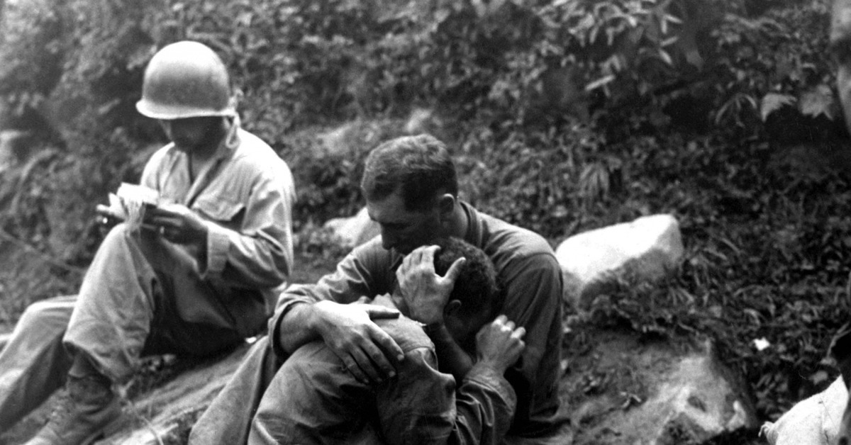 Раненый прощать. Немецкий солдат плачет. Плачущий солдат первой мировой.