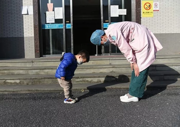 Two-year-old patient discharged from Shaoxing Central Hospital in Zhejiang Province thanks doctor - China, Coronavirus, Doctors, Gratitude, The photo, The patients