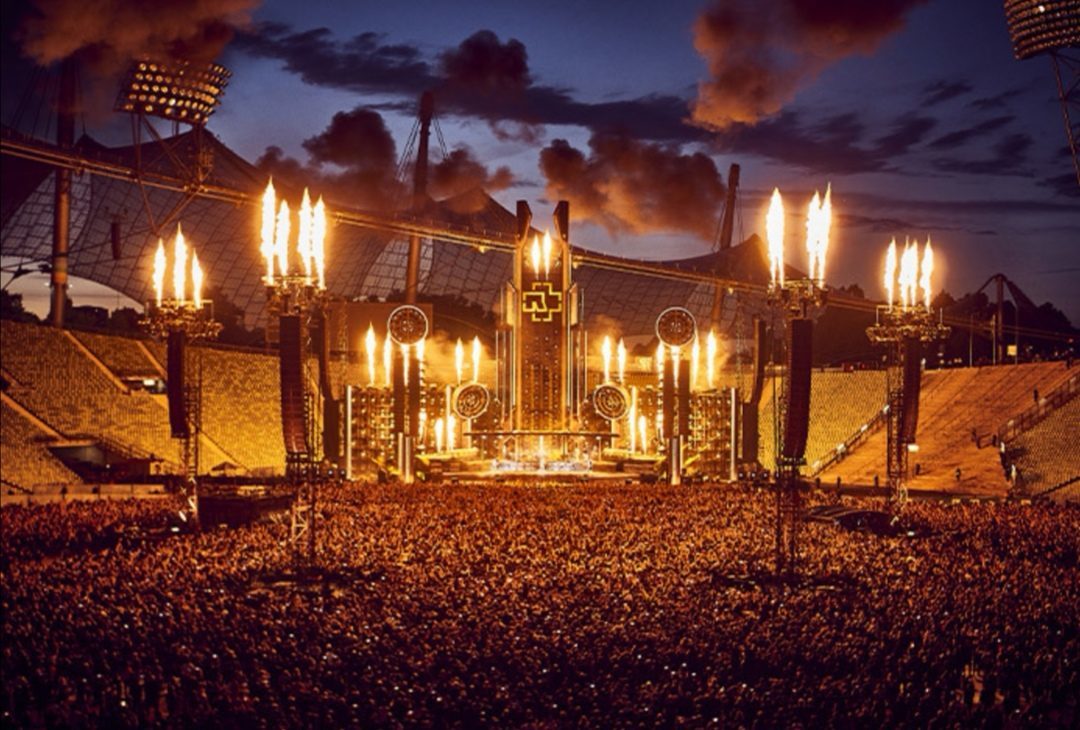 Rammstein белград. Сцена Rammstein Tour 2019. Rammstein концерт. Rammstein Stadium Tour. Раммштайн сцена 2022.