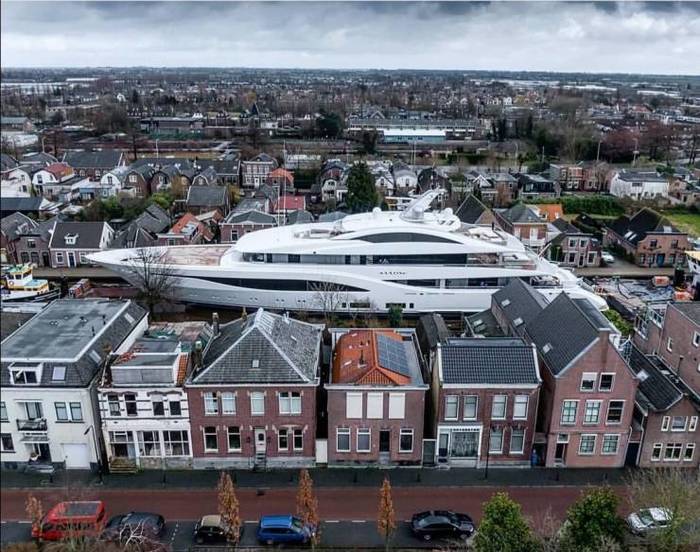 Finding parking in the city center is always difficult - Yacht, Town, Channel, Transportation