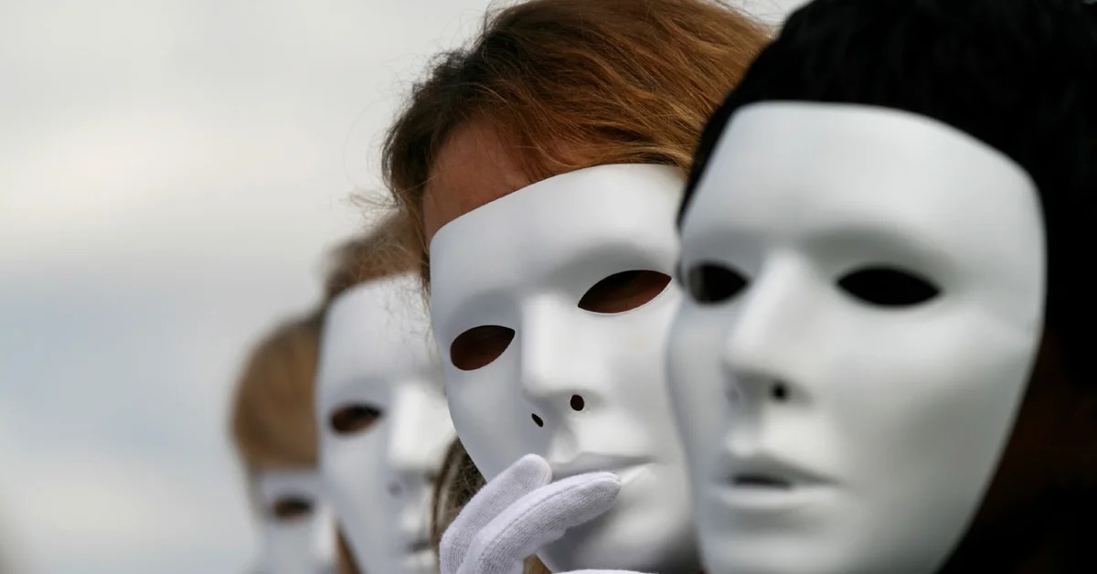 Маска спадает. Человек в белой маске. Маска лицемерия. Социальные маски человека. Белая Театральная маска.