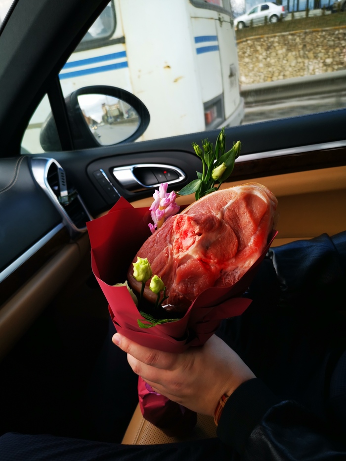 Моя мама, попросила не дарить ей цветы. Говорит, лучше мяса купить, а то какая польза от этой травы. Прислушался и исполнил её просьбу