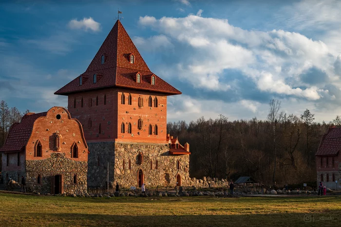 Sunset in a medieval village - My, Sunset, Architecture, Lock, Landscape, Sky, Middle Ages