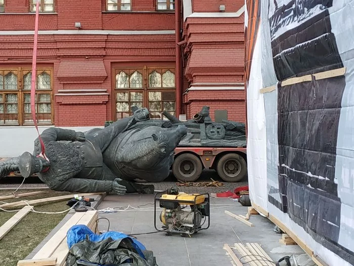 In Moscow, the monument to Zhukov in front of the Historical Museum is being removed and will be replaced with a new one - Monument, Zhukov, Dismantling, Moscow, the Red Square, Longpost, Georgy Zhukov
