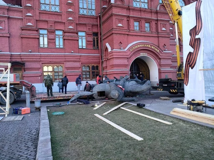 В Москве убирают памятник Жукову перед Историческим музеем, будут менять на новый - Памятник, Жуков, Демонтаж, Москва, Красная площадь, Длиннопост