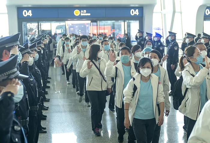Police greet doctors arriving from Wuhan - Wuhan, Coronavirus, Meeting, Respect, Doctors, Police