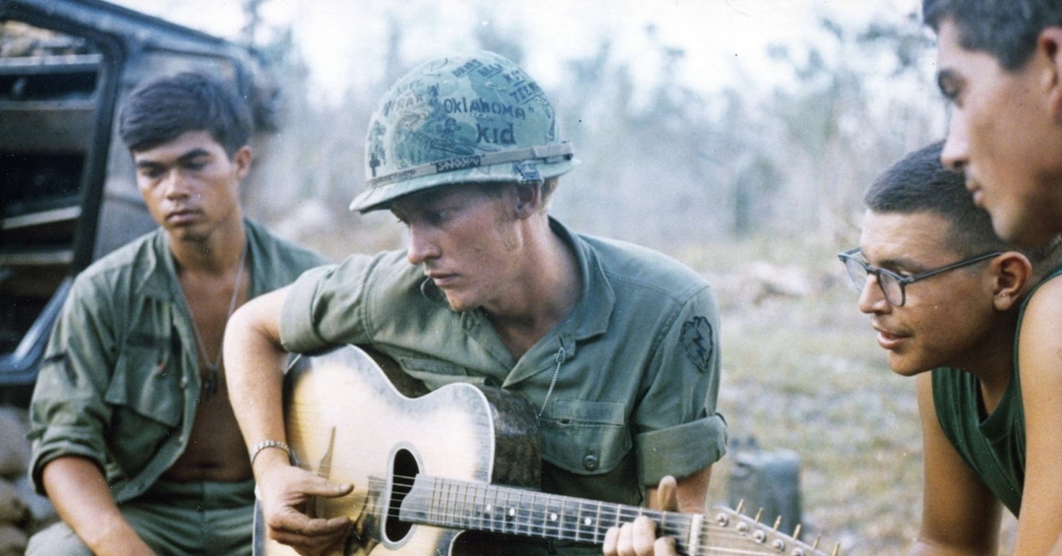 Песня войны современные русские. Солдат во Вьетнаме с гитарой. Солдат с гитарой. Американские военные с гитарой.