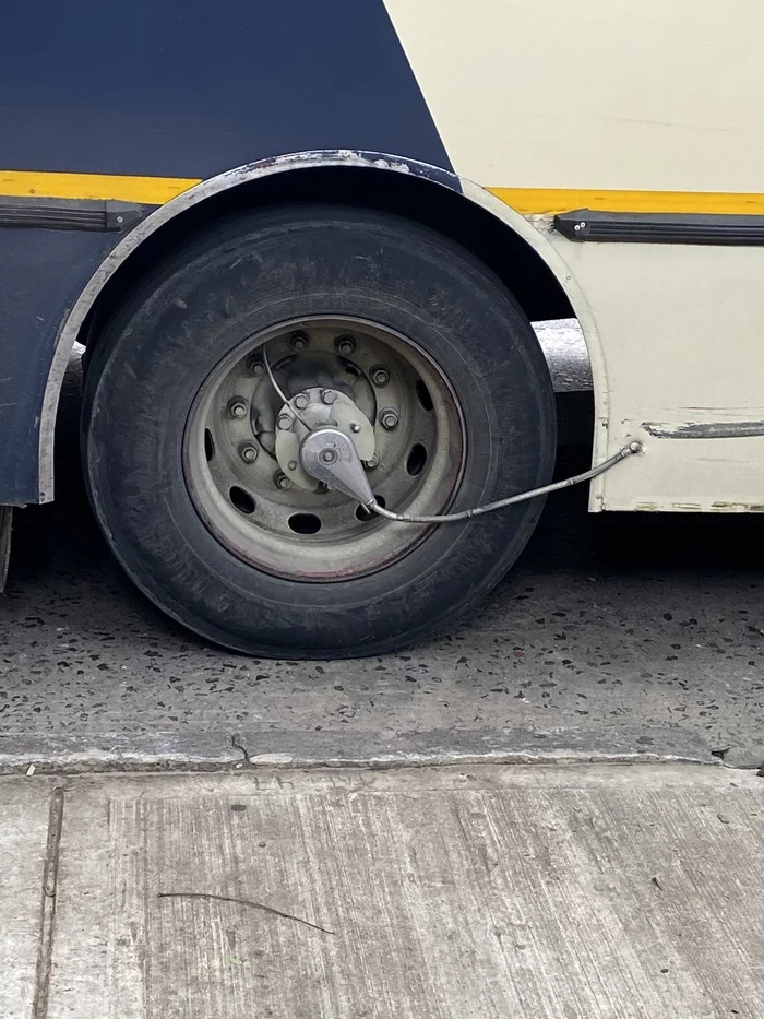 Why is it on the wheels of some buses? - My, Question, Car, Bus, Mechanics, Argentina, Buenos Aires