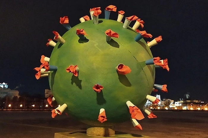 В Екатеринбурге уличные художники сделали из гранитных шаров "коронавирусные"