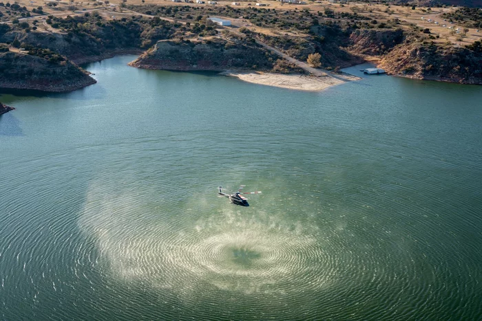 Безжалостный дует на воду - Вертолет, Фотография, Круги на воде