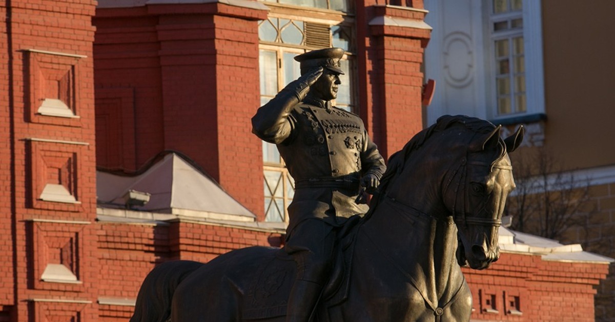 Памятник жукову. Памятник маршалу Жукову. Памятник маршалу Георгию Жукову. Памятник маршалу Жукову в Москве на красной площади. Памятник Жукову в Москве на Манежной площади.