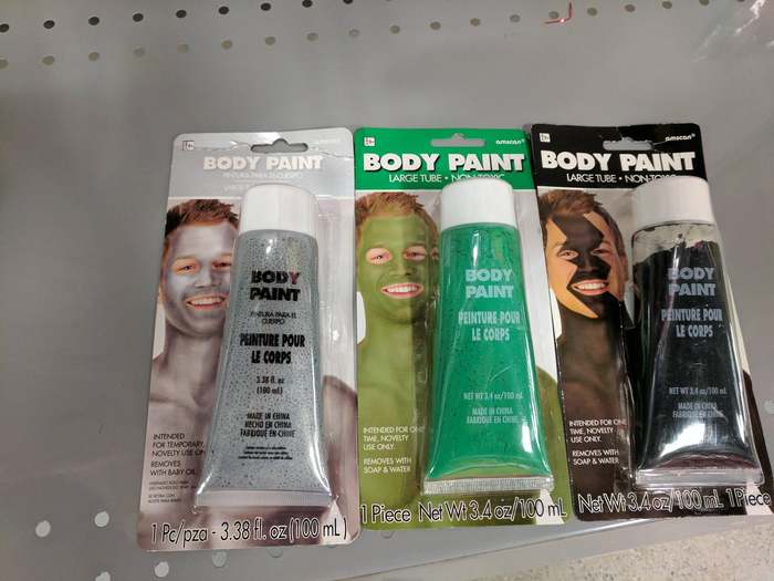 Кто-то скажет, что эта реклама краски для боди-арта не очень-то и толерантная...