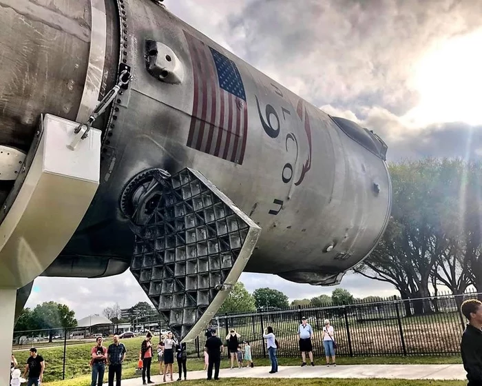 Houston museum exhibit: Falcon 9 B1035.2 1st stage in detail - Spacex, Falcon 9, Reusable rocket, Cosmonautics, NASA, Longpost