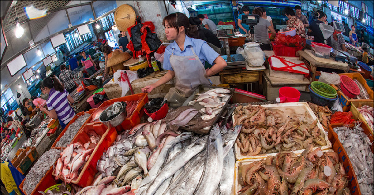 Где находится рыбный рынок. Ухань Китай рыбный рынок. Рынок морепродуктов Хуанань. Ухань рынок морепродуктов коронавирус. Рынок Ухань коронавирус.