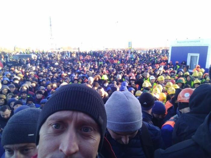 The queue for temperature measurement at the checkpoint of the Omsk Oil Refinery - Coronavirus, People, Russia, 2020, Society, Idiocy