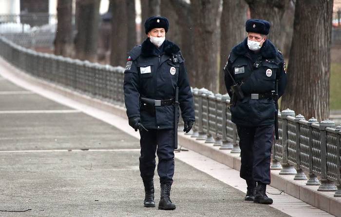 A man attacked a cameraman in a Moscow park for asking about his lack of a mask - My, Coronavirus, The television, news, Mask, Medical masks