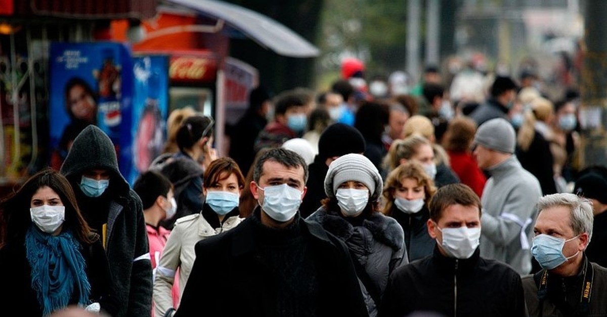 Люди в масках на улице. Люди на улице города в масках. Ходят в масках по улице. Люди в масках идут по улице. Люди в масках в городе.