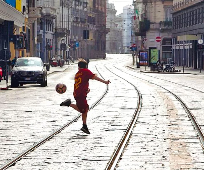 Boy with a ball as a symbol of hope - Football, Italy, Coronavirus, Quarantine, Надежда, Longpost