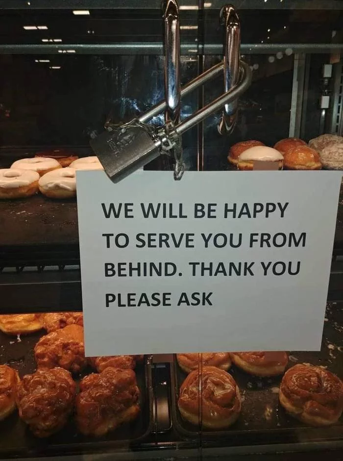 Thanks, I'm not that hungry... - Service, Bakery products, Behind, Announcement, From the network