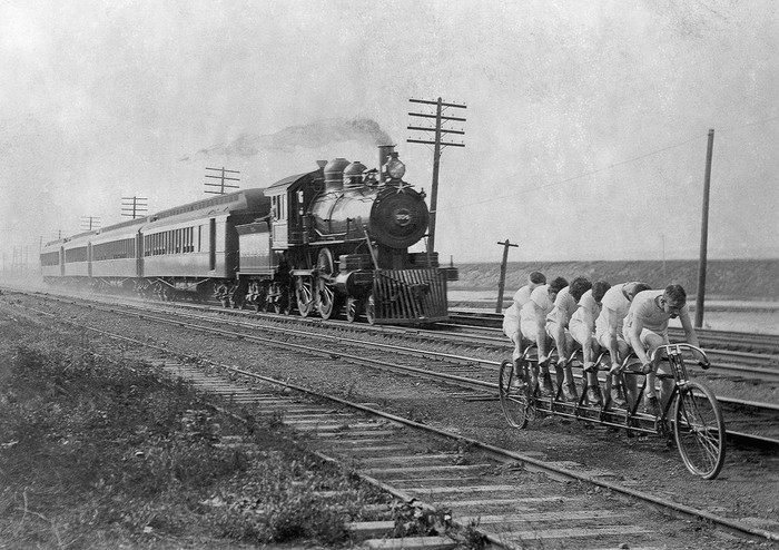Гонка между паровозом и велосипедистами 1896, Старое фото, Паровоз, Гонки