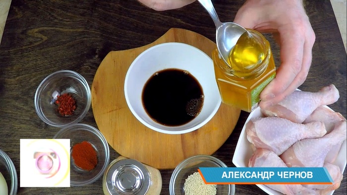 курица в соевом соусе с медом и кунжутом в духовке. 158653738016357265. курица в соевом соусе с медом и кунжутом в духовке фото. курица в соевом соусе с медом и кунжутом в духовке-158653738016357265. картинка курица в соевом соусе с медом и кунжутом в духовке. картинка 158653738016357265. Когда исчерпан весь кулинарный арсенал, а удивить семью и друзей хочется, именно тогда стоит обратиться к кухням других народов. Интересные на вкус блюда готовят китайцы, причём для многих из них нужны самые обыкновенные продукты. Яркий пример – курица с медом и кунжутом. Рецепт первый – особенный, с ним справится даже ребёнок, постигающий азы кулинарного искусства.