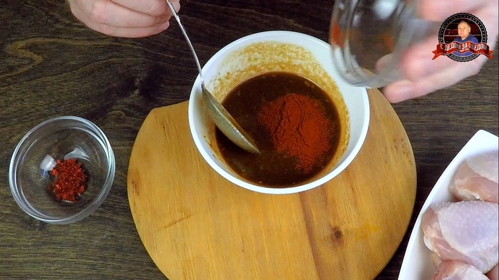 курица в соевом соусе с медом и кунжутом в духовке. 158653739817293476. курица в соевом соусе с медом и кунжутом в духовке фото. курица в соевом соусе с медом и кунжутом в духовке-158653739817293476. картинка курица в соевом соусе с медом и кунжутом в духовке. картинка 158653739817293476. Когда исчерпан весь кулинарный арсенал, а удивить семью и друзей хочется, именно тогда стоит обратиться к кухням других народов. Интересные на вкус блюда готовят китайцы, причём для многих из них нужны самые обыкновенные продукты. Яркий пример – курица с медом и кунжутом. Рецепт первый – особенный, с ним справится даже ребёнок, постигающий азы кулинарного искусства.