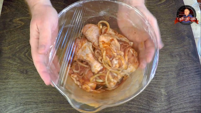 курица в соевом соусе с медом и кунжутом в духовке. 1586537430169642916. курица в соевом соусе с медом и кунжутом в духовке фото. курица в соевом соусе с медом и кунжутом в духовке-1586537430169642916. картинка курица в соевом соусе с медом и кунжутом в духовке. картинка 1586537430169642916. Когда исчерпан весь кулинарный арсенал, а удивить семью и друзей хочется, именно тогда стоит обратиться к кухням других народов. Интересные на вкус блюда готовят китайцы, причём для многих из них нужны самые обыкновенные продукты. Яркий пример – курица с медом и кунжутом. Рецепт первый – особенный, с ним справится даже ребёнок, постигающий азы кулинарного искусства.