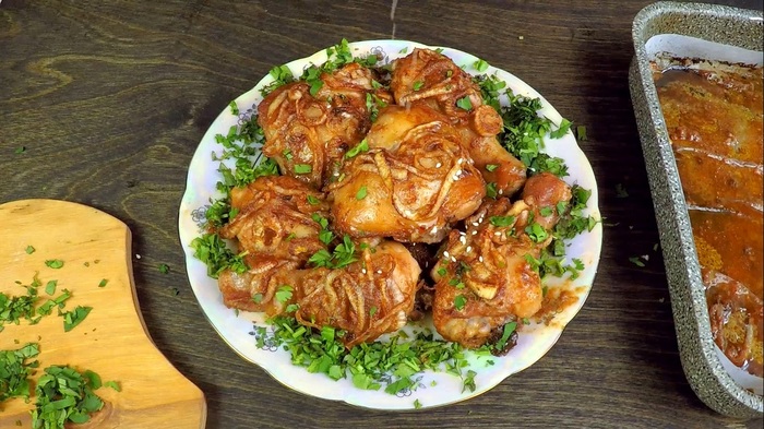 курица в соевом соусе с медом и кунжутом в духовке. 1586537451165182351. курица в соевом соусе с медом и кунжутом в духовке фото. курица в соевом соусе с медом и кунжутом в духовке-1586537451165182351. картинка курица в соевом соусе с медом и кунжутом в духовке. картинка 1586537451165182351. Когда исчерпан весь кулинарный арсенал, а удивить семью и друзей хочется, именно тогда стоит обратиться к кухням других народов. Интересные на вкус блюда готовят китайцы, причём для многих из них нужны самые обыкновенные продукты. Яркий пример – курица с медом и кунжутом. Рецепт первый – особенный, с ним справится даже ребёнок, постигающий азы кулинарного искусства.
