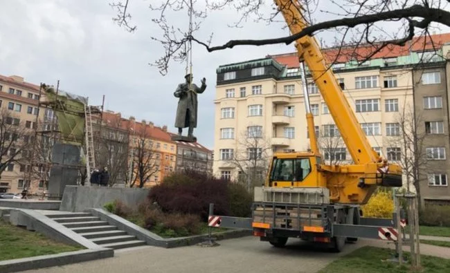 МИД Чехии ответил на возбуждение уголовного дела из-за переноса памятника Коневу + комментарий президента Чехии - Прага, Чехия, Великая Отечественная война, Памятник, Красная Армия, Конев, Политика, Длиннопост