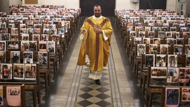 This Catholic Priest Asked Parishioners to Submit Their Easter Photos - Priests, Easter, Rite, Common sense, Creative solution, Creative