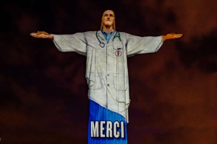 Statue of Jesus lit up in Brazil to make him look like a doctor - Brazil, Doctors, Religion